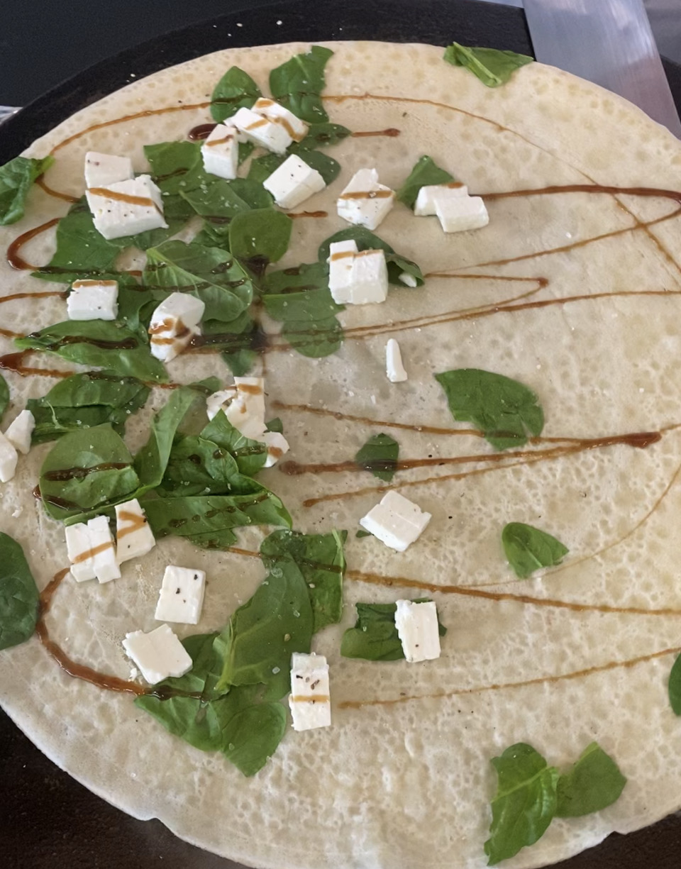 Herzhafte Galette mit Blattspinat, Feta und Balsamico frisch auf der Crêpe-Platte